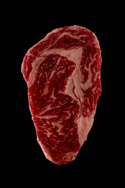 Gemarmerde Biefstuk Geïsoleerd Zwarte Achtergrond — Stockfoto