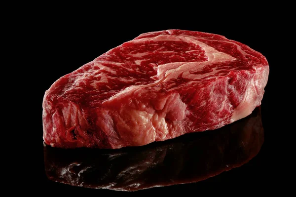 Steak Bœuf Marbré Avec Réflexion Isolé Sur Fond Noir — Photo