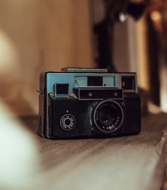 Ahşap bir raftaki eski analog fotoğraf makinesi.