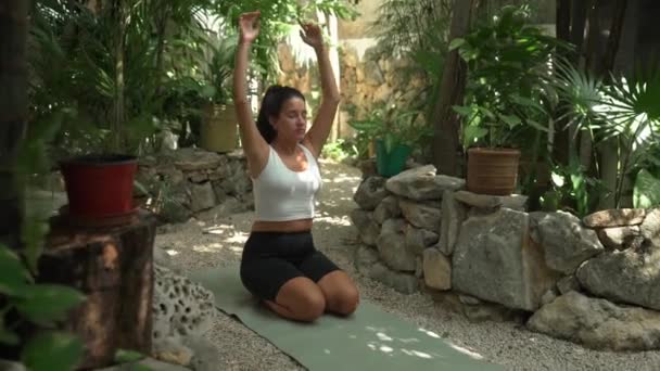 Jovem hispânica mulher realiza ioga fora na natureza — Vídeo de Stock