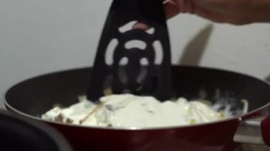 Kadın eli evde sos yapar.