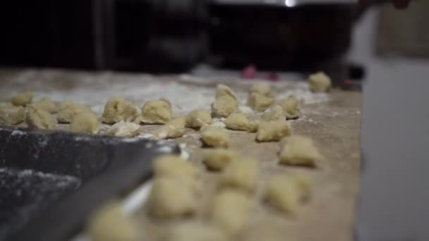 Donna mette gli gnocchi in acqua per cucinare — Video Stock