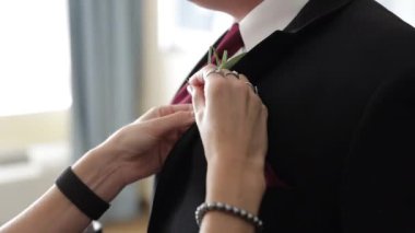 Yakın plan, damat düğün için giyiniyor.