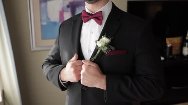 Κοντινό, ο γαμπρός ντύνεται για το γάμο — Αρχείο Βίντεο