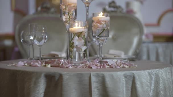 Hermosa decoración de la boda en el restaurante — Vídeo de stock
