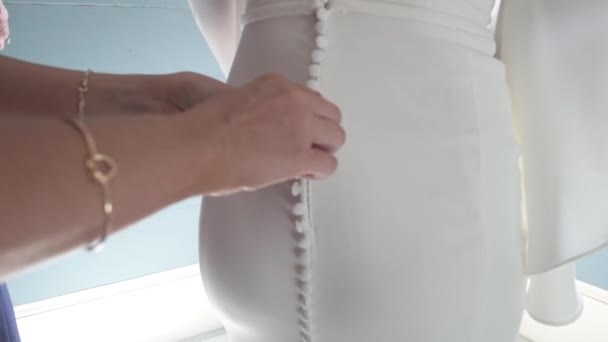 Morgenvorbereitung der Braut mit weißem Kleid — Stockvideo