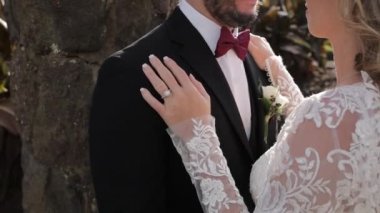 Düğün çifti. Buket. Damat Sarılma Gelini