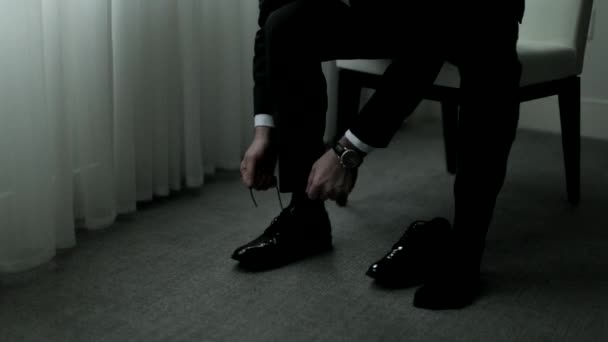 Der Mann zieht seine Schuhe an. Bräutigam. Hochzeit — Stockvideo