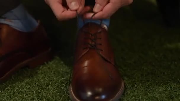 Lose-up. Groom lacing up his shoes — Stock Video