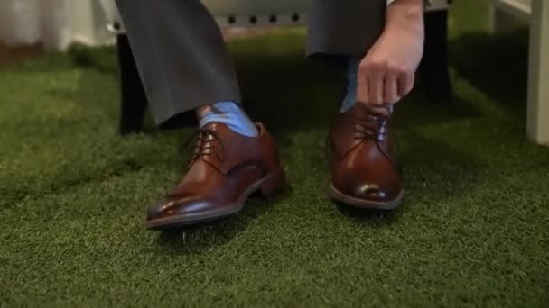 Lose-up. Groom lacing up his shoes — Stock Video