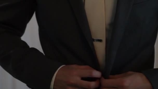 Een close-up. Groom knopen jasje. Manchet met vast overhemd — Stockvideo