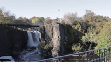 Paterson, New Jersey 'deki Passaic Nehri' nin Büyük Şelalesi.