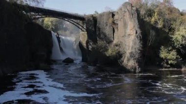 Paterson, New Jersey 'deki Passaic Nehri' nin Büyük Şelalesi.