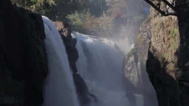 Paterson, New Jersey 'deki Passaic Nehri' nin Büyük Şelalesi.
