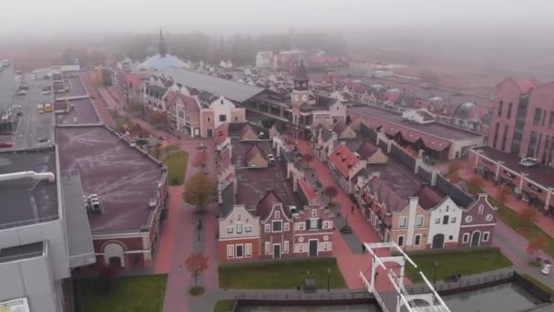 Areial view, 4k, Outlet town Manufactura is architectonisch ontworpen in de stijl van Noord-Europese oude steden — Stockvideo