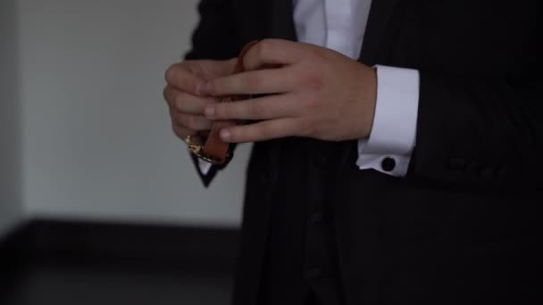 Perder-up, mãos de noivo de casamento se preparando no terno 4k — Vídeo de Stock