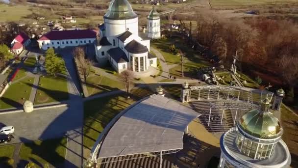 Aero-Ansicht. Basilianische Klosteranlage in Hoshiv — Stockvideo