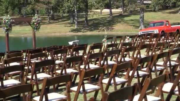 Outdoor ceremonii ślubnej ustawienie przez krzesła jeziora — Wideo stockowe