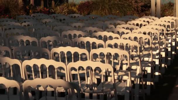 Cérémonie de mariage arche près de l'eau en été — Video