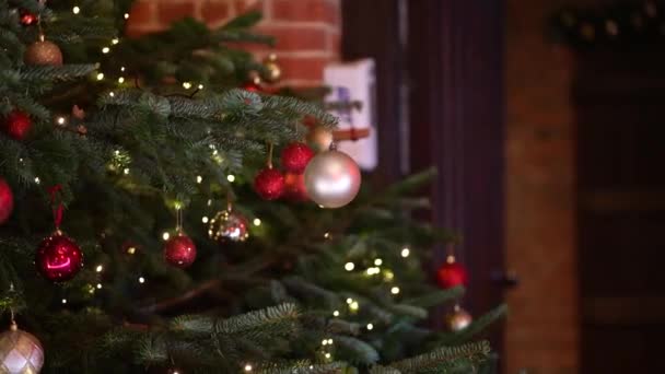 暖炉のある古い城で新年のおもちゃで飾られたクリスマススプルースの木 — ストック動画