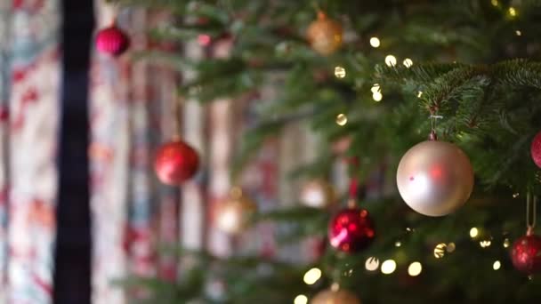 Arbre d'épicéa de Noël décoré de jouets du Nouvel An dans un vieux château avec cheminée — Video