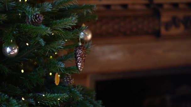 Kerstsparren boom versierd met nieuwjaarsspeelgoed in een oud kasteel met open haard — Stockvideo