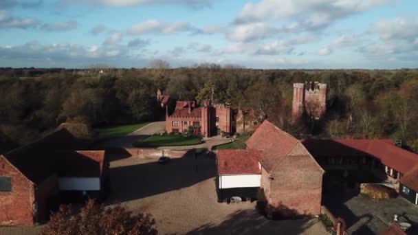 Widok z lotu ptaka .Leez Priory, piękny dwór Tudor położony w Essex — Wideo stockowe