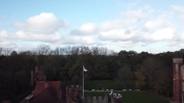 Vista aérea .Leez Priory, la hermosa mansión Tudor ubicada en Essex — Vídeo de stock