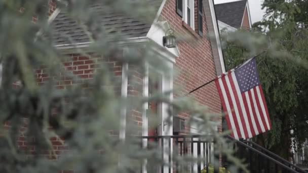 Bandera de Estados Unidos en casa soplando en el viento — Vídeos de Stock