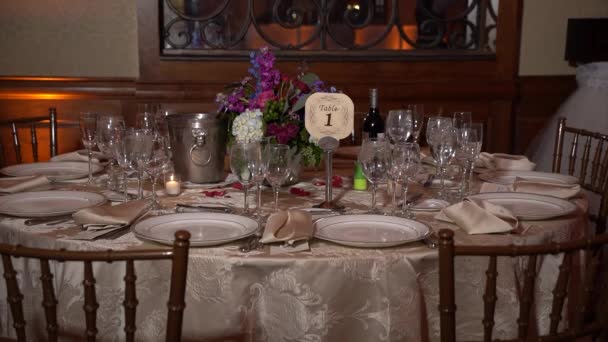 Matrimonio. Tavola servita in un ristorante per cena, pranzo o celebrazione — Video Stock