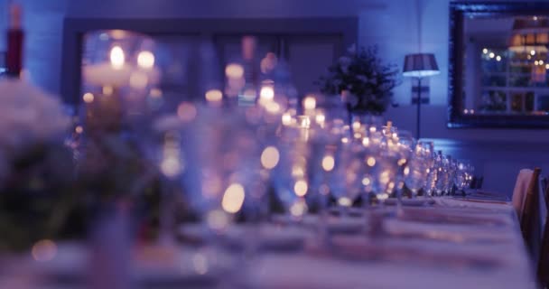 Matrimonio. Ristorante tavolo banchetto allestito servito stoviglie e posate. Vista da vicino — Video Stock