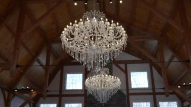 Kapalı alanda. Çiçekle süslenmiş düğün töreni, 4K