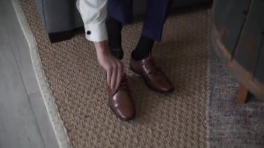 Erkek ellerinin yakın çekimi ayakkabıları bağlayan, damat.