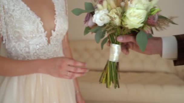 The groom gives the bride a wedding bouquet — 图库视频影像