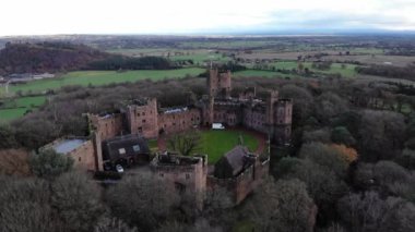Peckforton Şatosu, ortaçağ şatosu tarzında yapılmış Viktorya döneminden kalma bir kır evi. Cheshire, İngiltere.