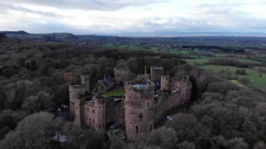 Peckforton Şatosu, ortaçağ şatosu tarzında yapılmış Viktorya döneminden kalma bir kır evi. Cheshire, İngiltere.