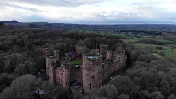 Peckforton Castle é uma casa de campo vitoriana construída no estilo de um castelo medieval. Cheshire, Inglaterra. — Vídeo de Stock