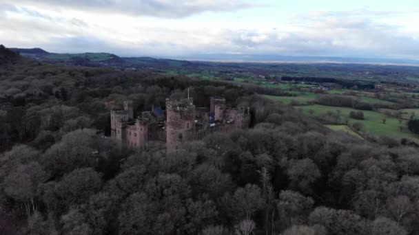 Widok z lotu ptaka .Peckforton Castle to wiktoriański dom wiejski zbudowany w stylu średniowiecznego zamku. Cheshire, Anglia. — Wideo stockowe