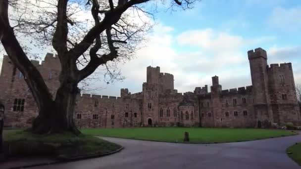 Widok z lotu ptaka .Peckforton Castle to wiktoriański dom wiejski zbudowany w stylu średniowiecznego zamku. Cheshire, Anglia. — Wideo stockowe