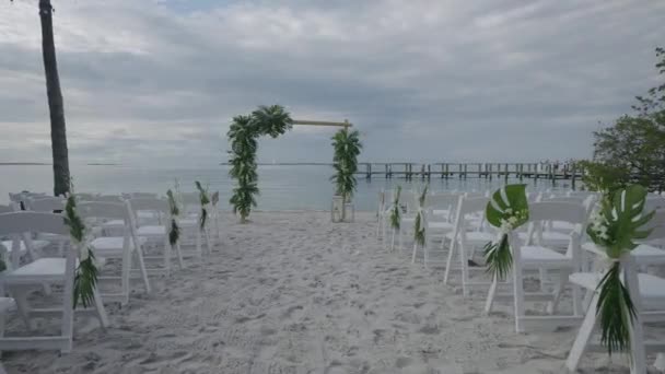 비어 있는 옥외 결혼식, 바다 근처 해변에 있는 공식적 인 의식. — 비디오