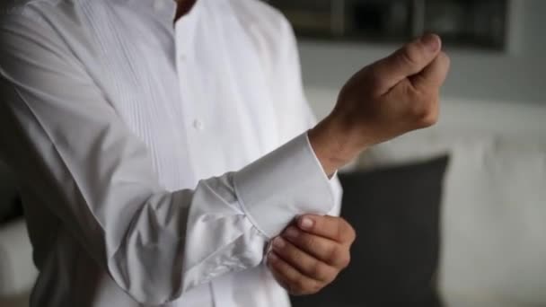 Vue rapprochée de jeunes mains masculines s'habillant au mariage du matin — Video