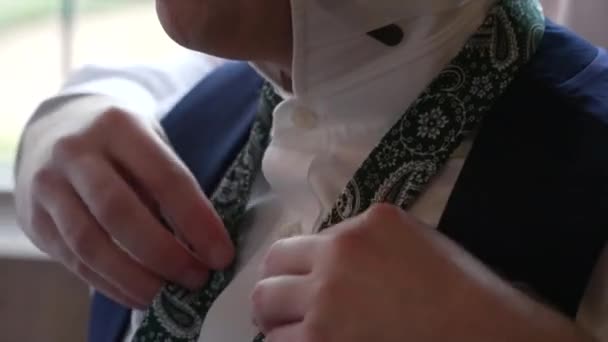 Pandangan close-up dari tangan laki-laki muda berpakaian di pagi hari pernikahan — Stok Video