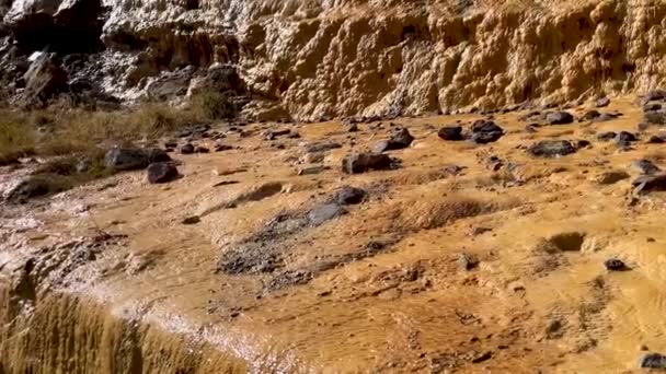 Rocas rojas con aguas termales en Georgia — Vídeo de stock