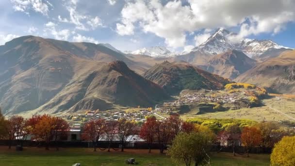 Mountain kazbek, Mkinvartsveri and town Stepantsminda, autumn colors of Georgia — Stockvideo