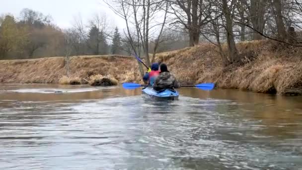 Espalda de hombre y mujer remando en chalecos salvavidas nadando en canoa en el río — Vídeos de Stock