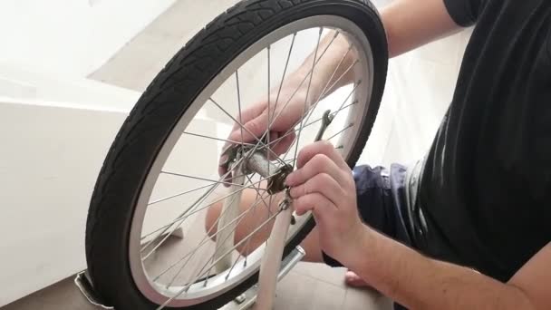 Far reparerar eller fixa cykel till sin son eller doughter. Börjar demontera hjulet för att försegla hålet. — Stockvideo