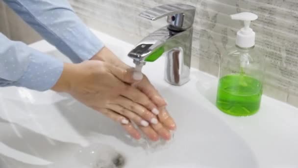 Koronavirus pandemická prevence umýt ruce mýdlem nebo pomocí gel na dezinfekci rukou. — Stock video