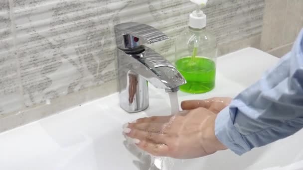 Prevenção da pandemia de coronavírus lavar as mãos com sabão ou usando gel higienizador de mão. — Vídeo de Stock