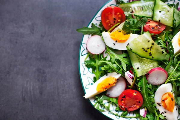 Греческий салат в красном буле — стоковое фото