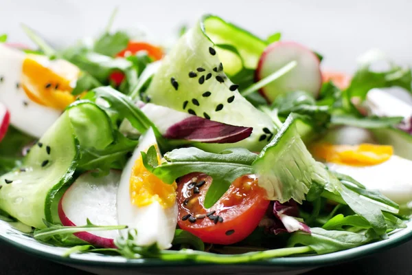 Griekse salade met rode boul Rechtenvrije Stockafbeeldingen